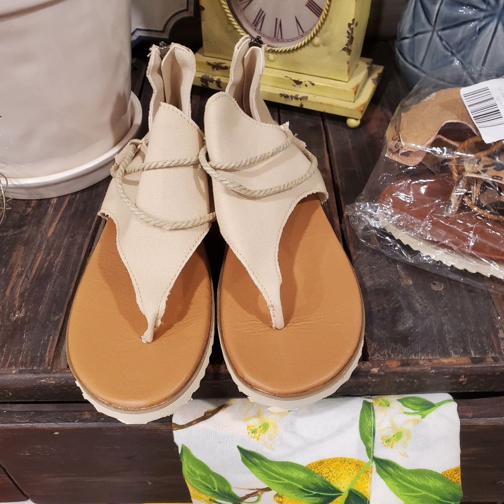 Boutique sandals - Picture 3 of 3